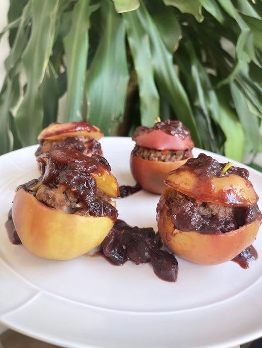 Manzanas rellenas de picadillo de nueces en salsa de arándanos + GlowGetter